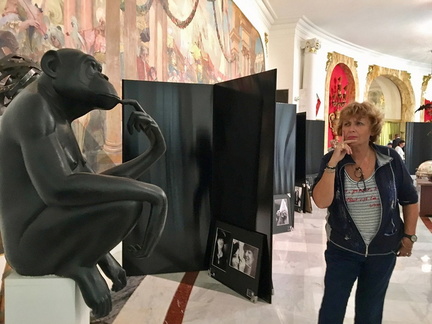 Michele Brignone devant "Le Bonobo Pensif"